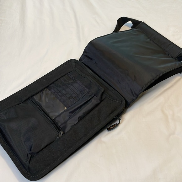 HIGHER GROUND Profile Slim Top Loading Compact‎ Shoulder Bag for Tablet Laptop - Picture 12 of 12